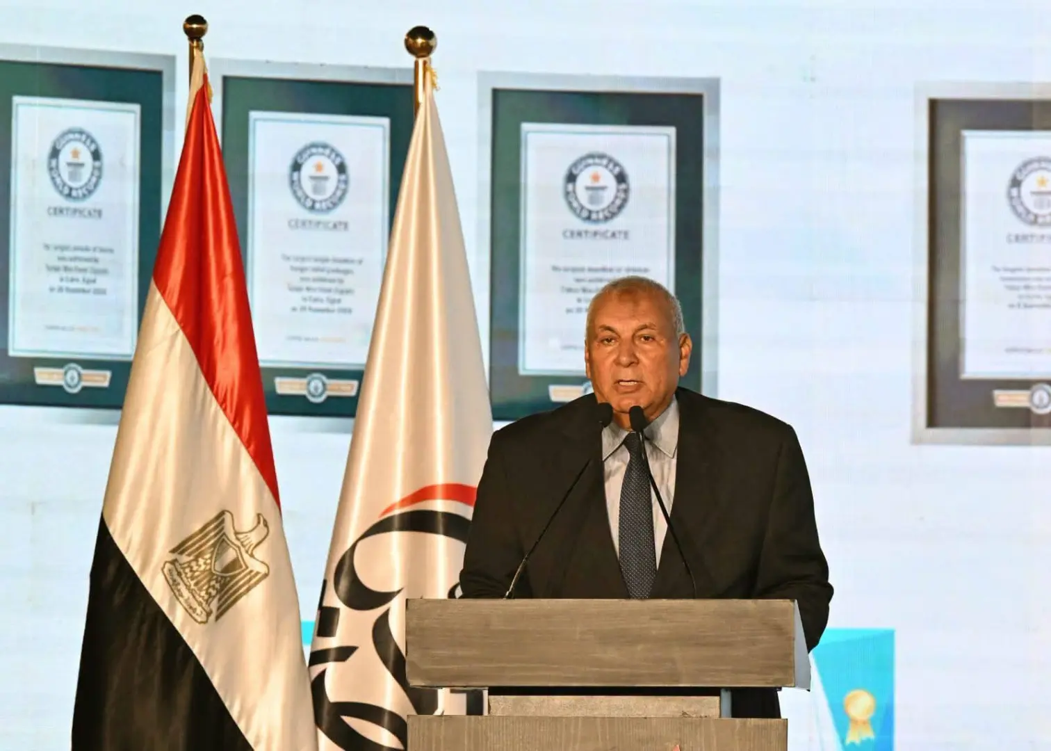رئيس الوزراء يعلن تخصيص 100 رحلة عمرة لوالدي ضحايا ومصابي حادث الإسماعيلية - 1000794678