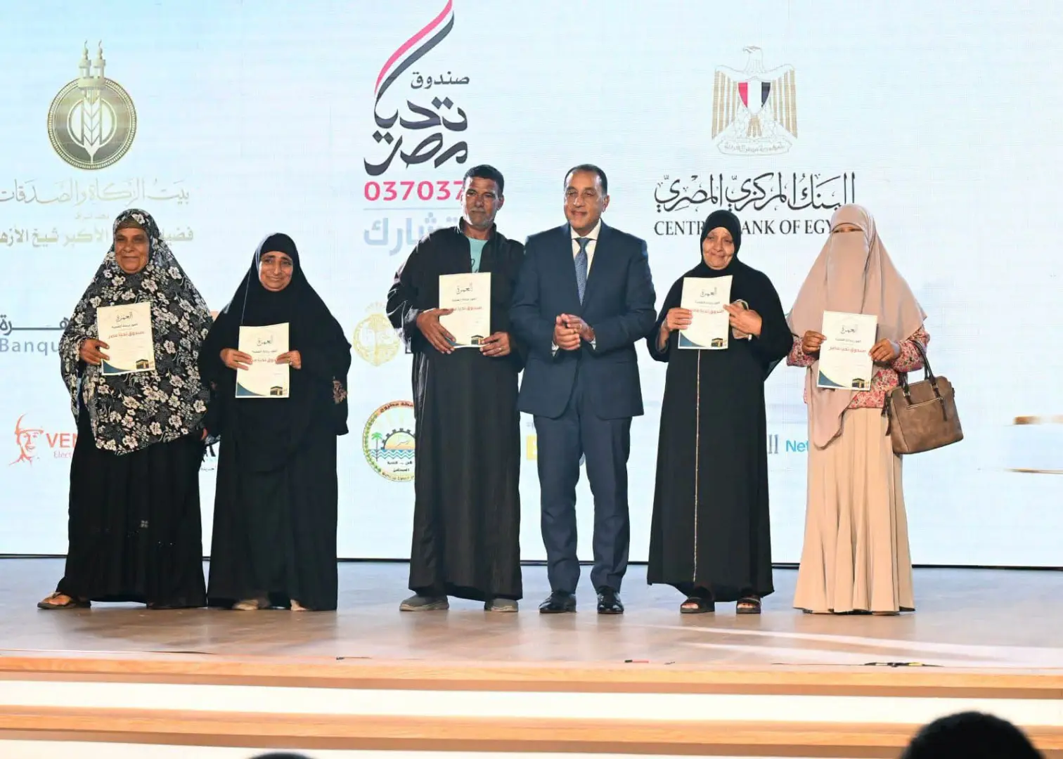رئيس الوزراء يعلن تخصيص 100 رحلة عمرة لوالدي ضحايا ومصابي حادث الإسماعيلية