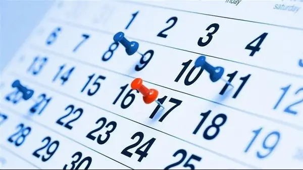 ​تتجه أنظار العاملين بالقطاعين الحكومي والخاص نحو خريطة الإجازات المتبقية في عام 2026، بحثًا عن فترات الراحة المتاحة للترتيب والتخطيط الشخصي قبل طي أوراق العام الحالي. وتكشف الأجندة الرسمية للمناسبات والعطلات عن انحصار العطلات العامة في مناسَبة واحدة أخيرَة متبقية، وهي ذكرى نصر أكتوبر المجيد، مقابل عدد كبير من أيام الراحة الأسبوعية التي تُشكل النسبة الأكبر من إجمالي الأيام المتبقية حتى نهاية ديسمبر.