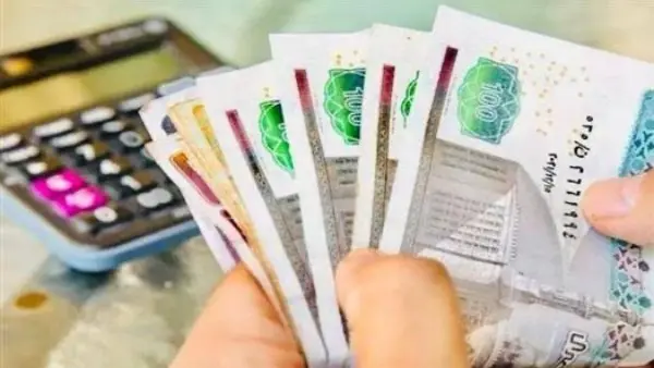 يتساءل ملايين العاملين بالقطاع الإداري بالدولة والوزارات الهيكلية عن حقيقة تبكير صرف مرتبات شهر سبتمبر 2026، وذلك بالتزامن مع استعدادات الأسرة المصرية لبداية العام الدراسي الجديد. وتزايدت التكهنات عبر منصات التواصل الاجتماعي حول إمكانية تقديم موعد الصرف لتلبية المستلزمات والالتزامات المادية المتزايدة للموظفين قبل الانطلاق الرسمي للدراسة.