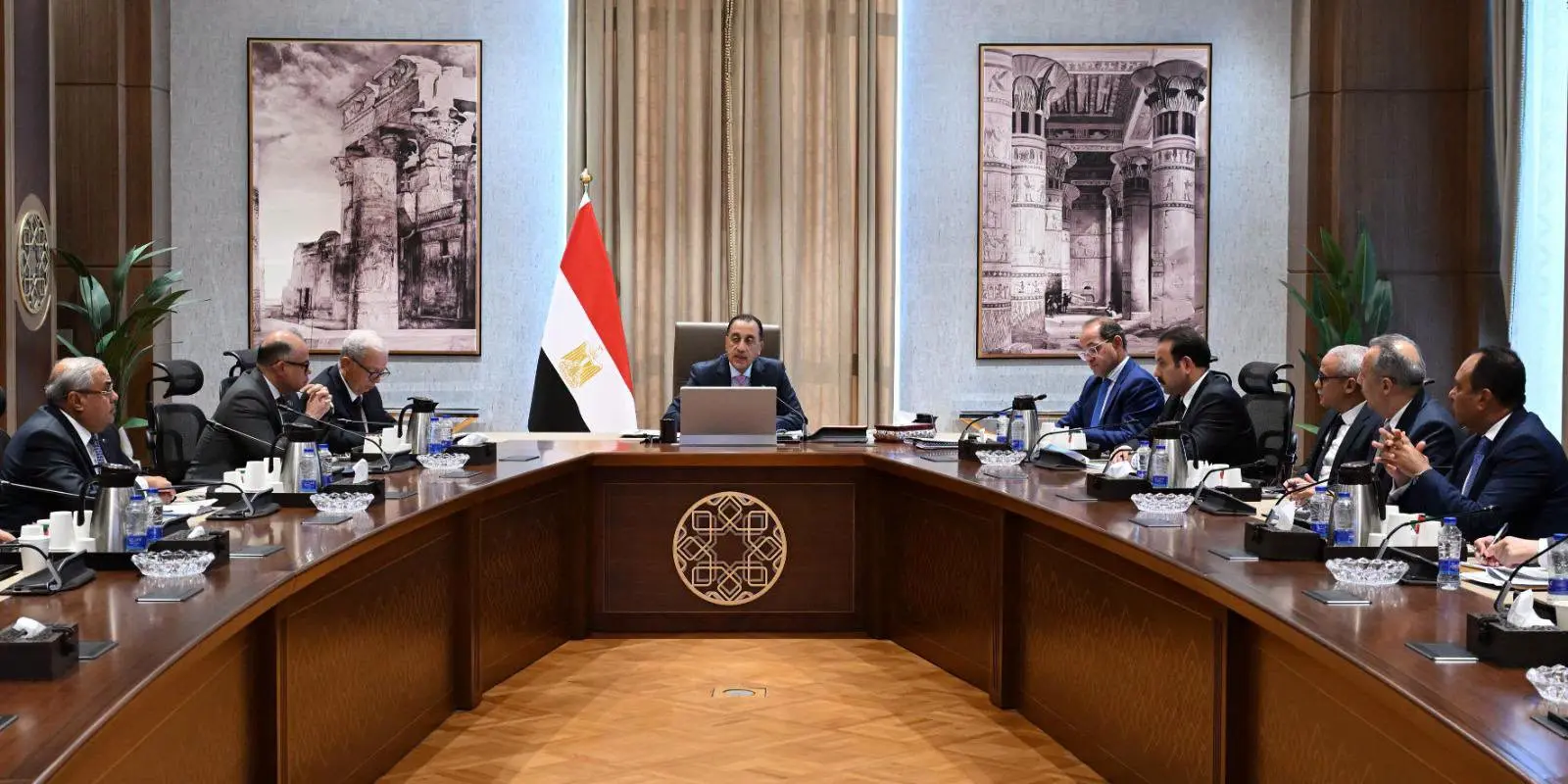 عقد الدكتور مصطفى مدبولي، رئيس مجلس الوزراء، اجتماعًا، مساء أمس بمقر الحكومة بالعاصمة الجديدة؛ لمتابعة مستهدفات برنامج إعادة هيكلة الشركات القابضة، في إطار جهود الدولة لتنظيم وإدارة الشركات المملوكة لها، وتعزيز كفاءة إدارة أصول الدولة وتعظيم العائد الاقتصادي منها.