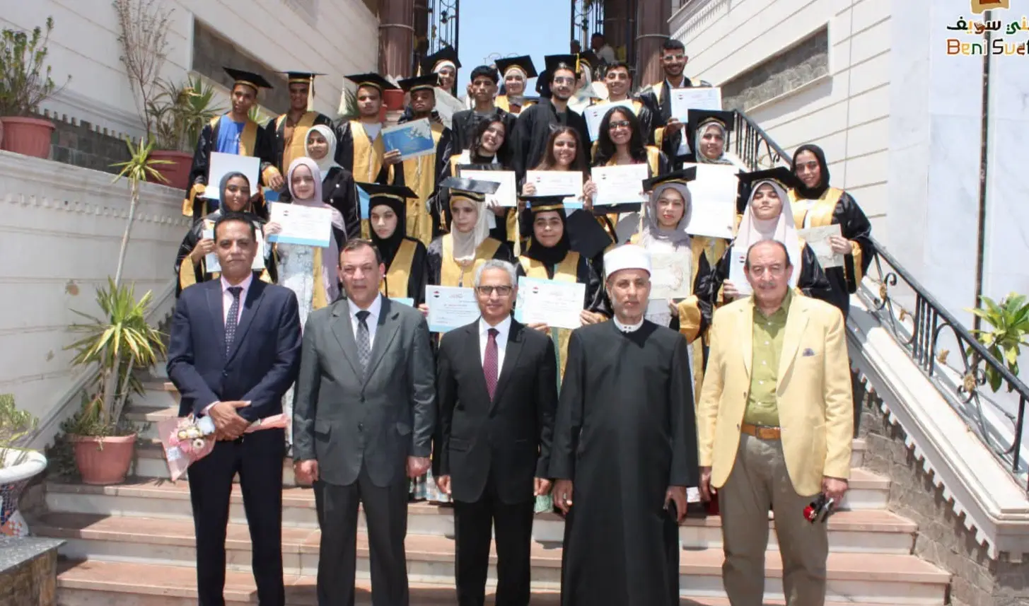 100 طالبًا وطالبة على منصة التميز.. محافظ بني سويف يكرّم أوائل الثانوية العامة والأزهرية