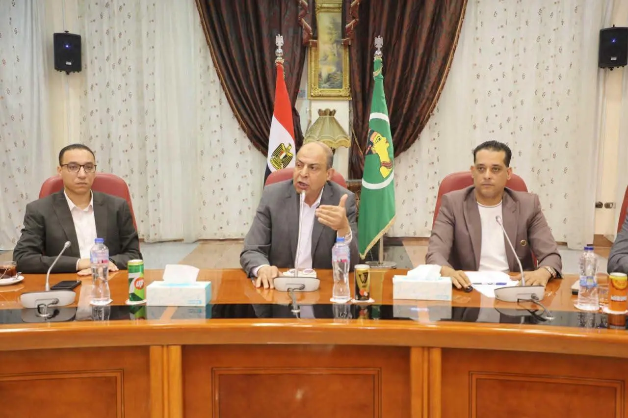 محافظ المنيا أمام النواب والإعلاميين.. «المواطن أولًا» ومطالب الشارع تتحول إلى ملفات تنفيذية