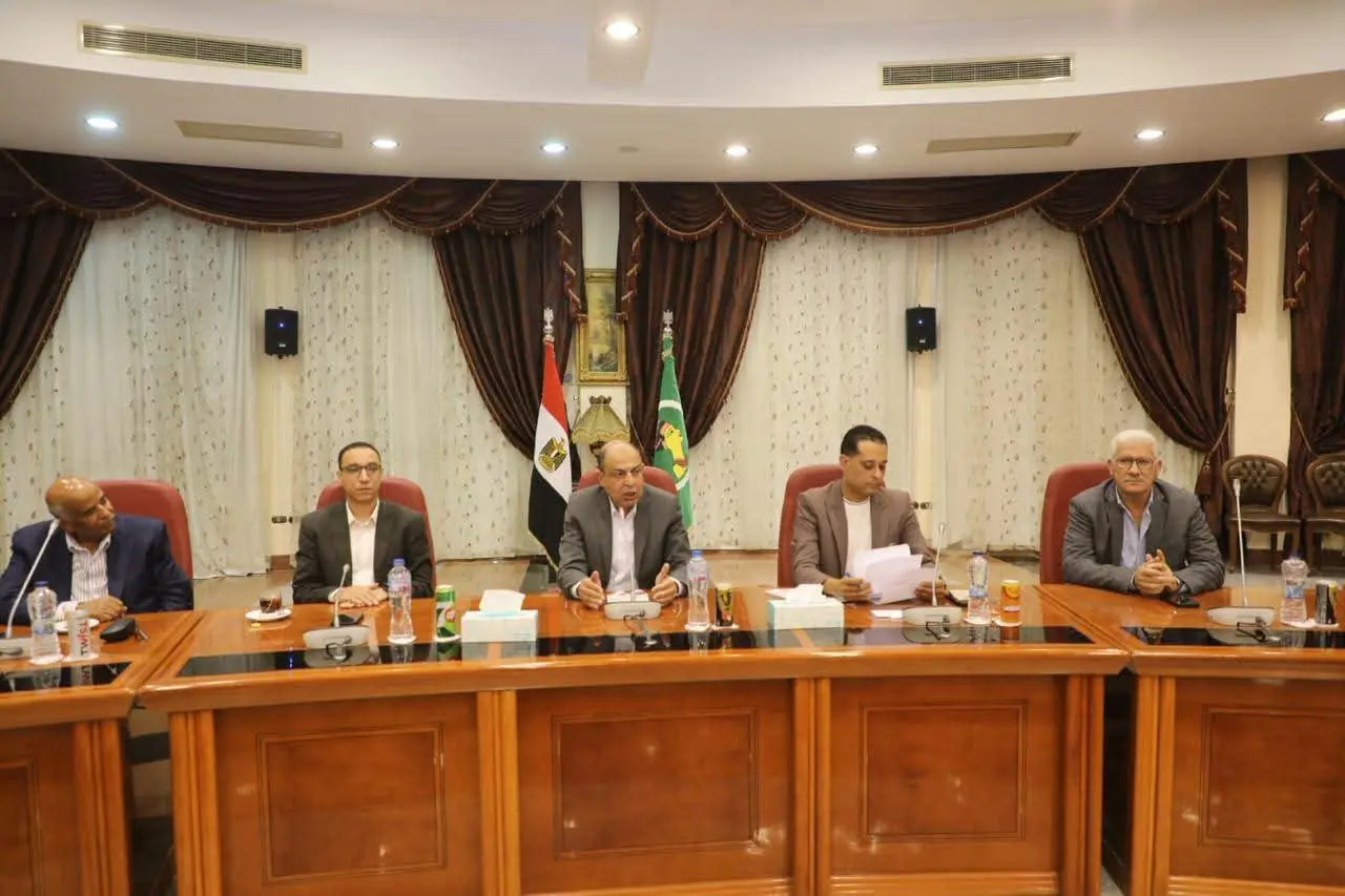 محافظ المنيا أمام النواب والإعلاميين.. «المواطن أولًا» ومطالب الشارع تتحول إلى ملفات تنفيذية
