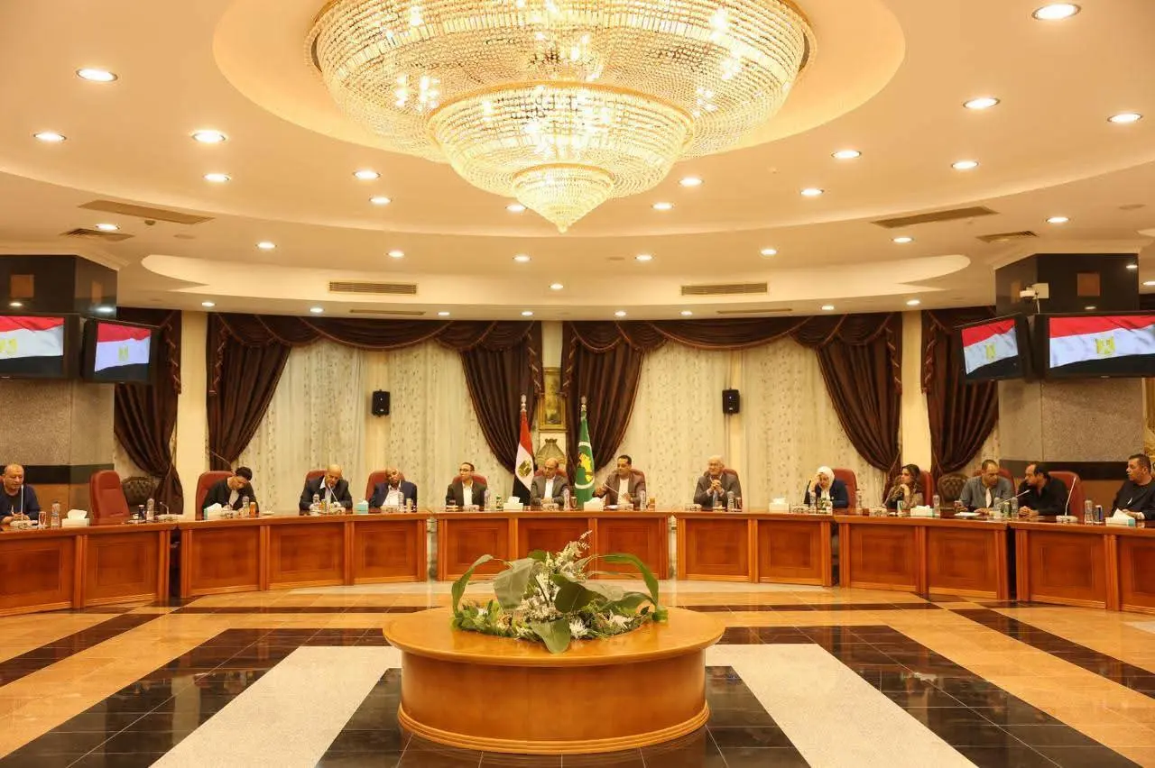 محافظ المنيا أمام النواب والإعلاميين.. «المواطن أولًا» ومطالب الشارع تتحول إلى ملفات تنفيذية
