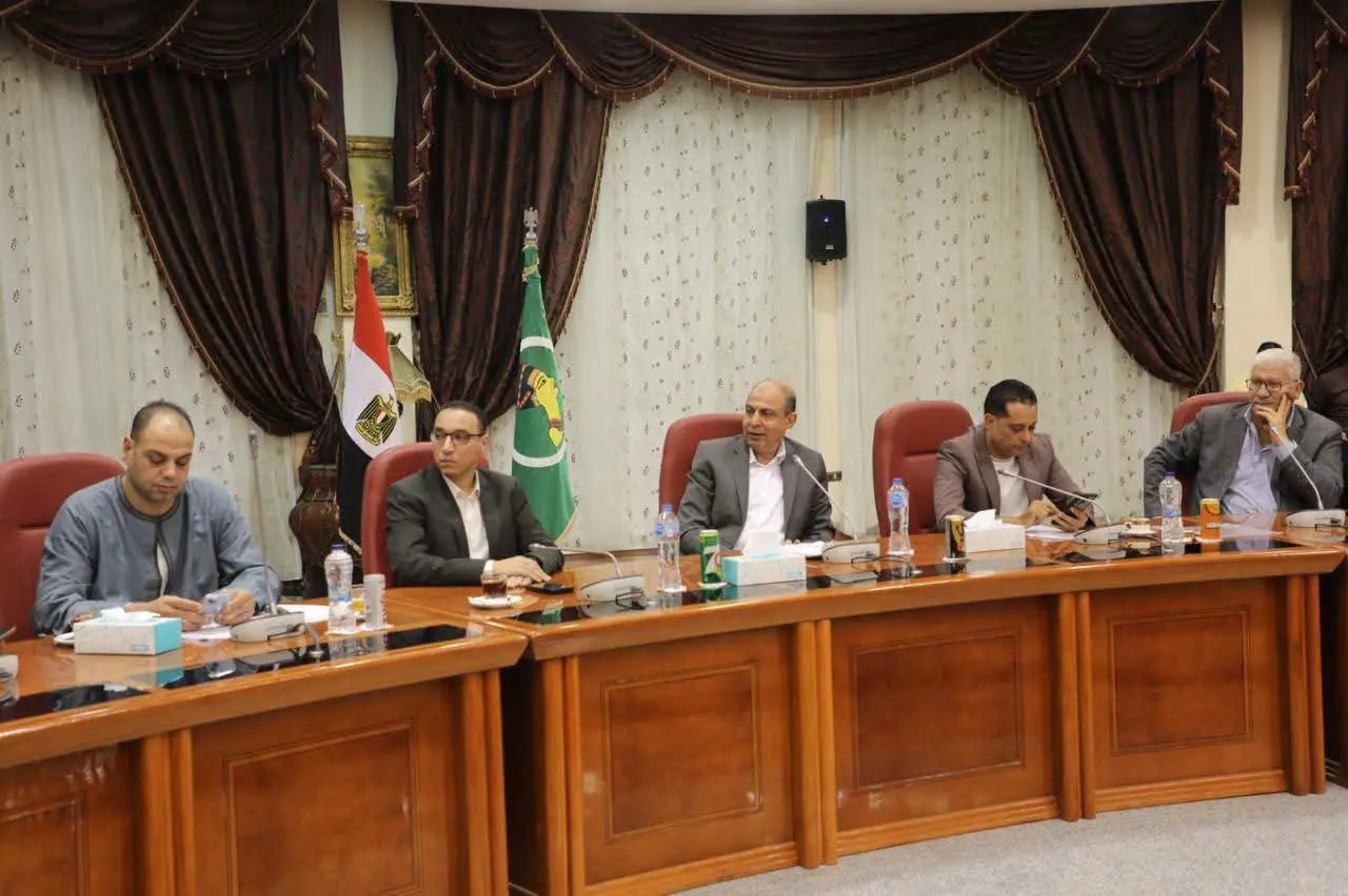محافظ المنيا أمام النواب والإعلاميين.. «المواطن أولًا» ومطالب الشارع تتحول إلى ملفات تنفيذية