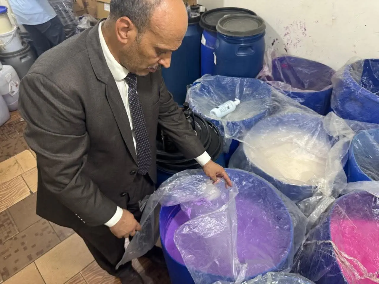 ضبط مصنع مستحضرات تجميل غير مرخص بالغربية.. مصادرة 17 ألفًا و576 وحدة وأطنان من الخامات