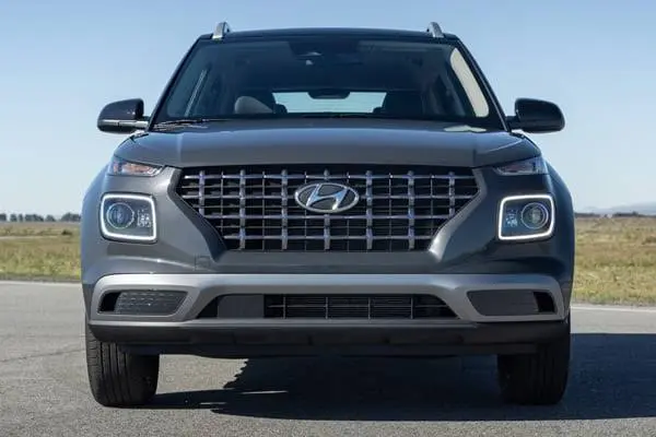 ​أعلنت شركة هيونداي عن إطلاق سيارتها الرياضية متعددة الاستخدامات المدمجة هيونداي فينيو (Hyundai Venue) المجمعة محليًا (CKD) في السوق المصري لعام 2026. وتعد "فينيو" الطراز الثامن الذي يتم تجميعه وتصنيعه محليًا للعلامة الكورية في مصر، لتعزز بها تواجدها في فئة الـ SUV المدمجة عبر تقديم تصميم عصري، وأداء عملي يناسب القيادة اليومية، مع الحفاظ على القيمة مقابل السعر.