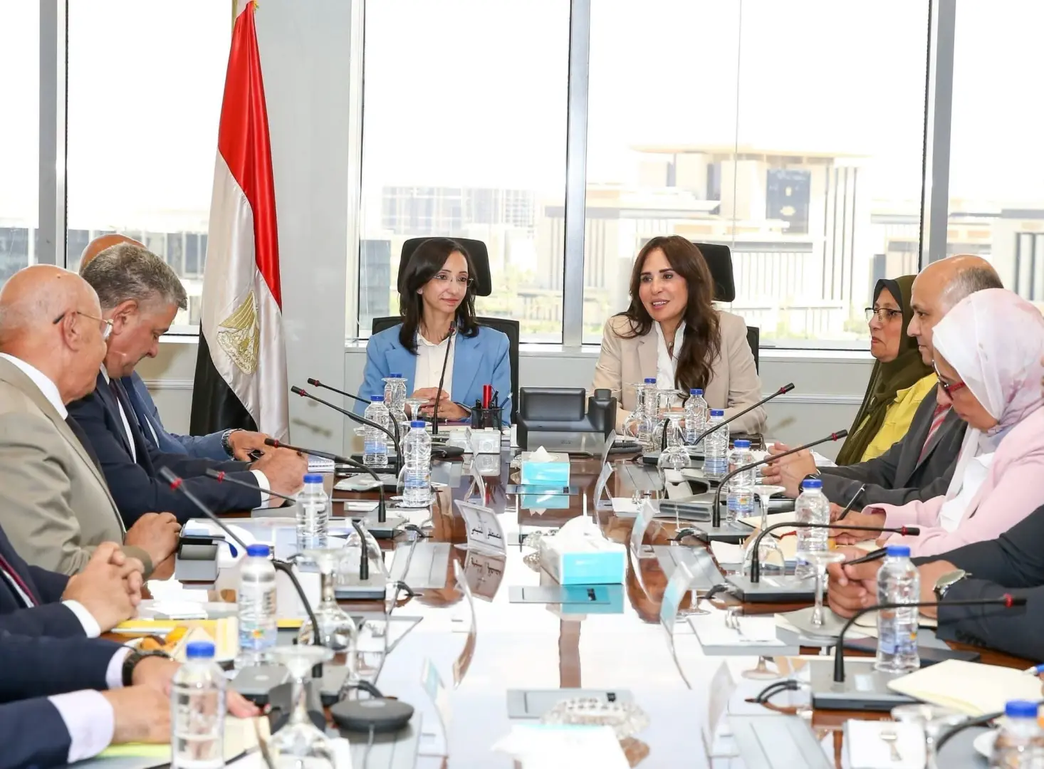 وزيرة الإسكان ومحافظ البحيرة تبحثان موقف 52 مشروعًا لمياه الشرب والصرف الصحي