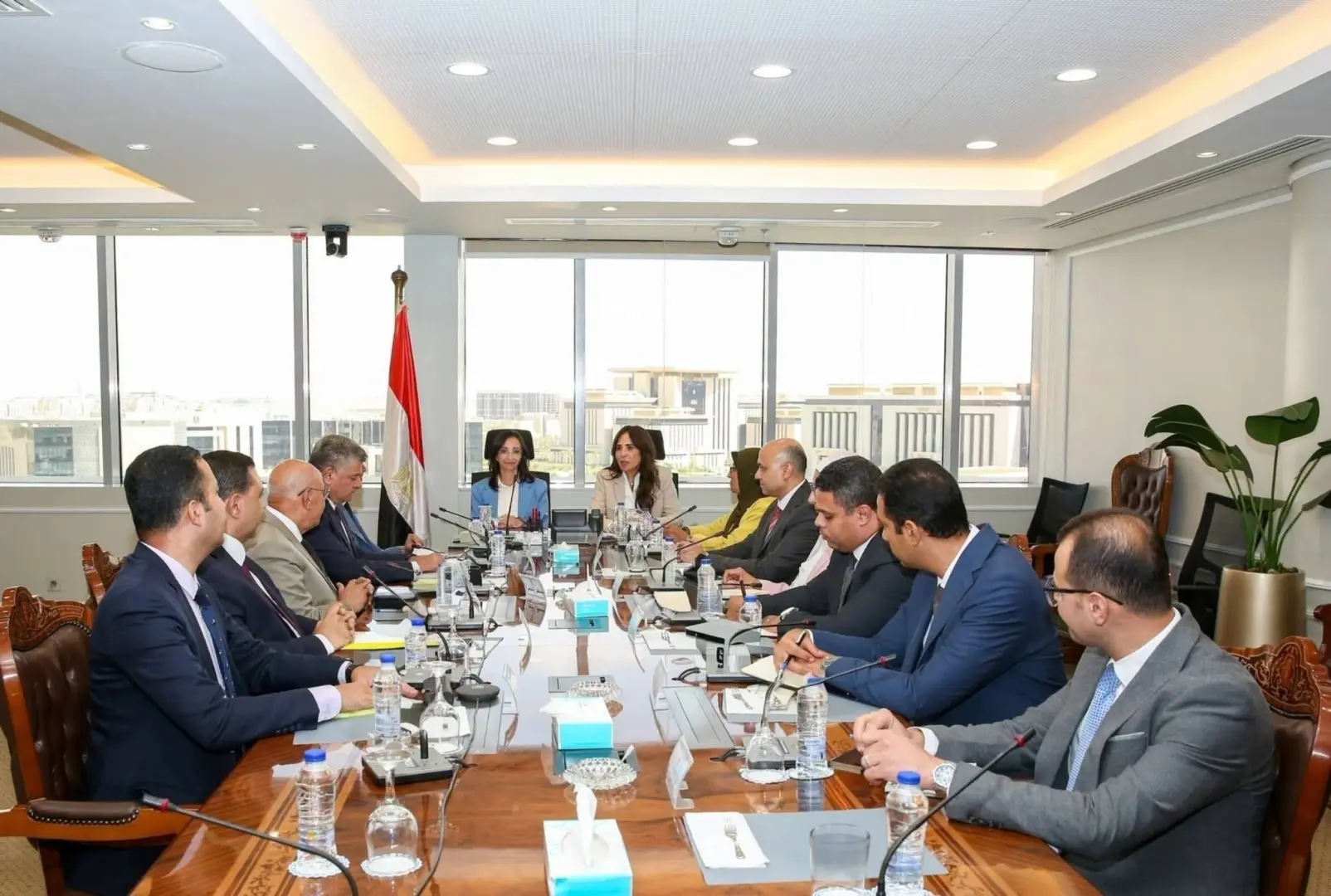 وزيرة الإسكان ومحافظ البحيرة تبحثان موقف 52 مشروعًا لمياه الشرب والصرف الصحي