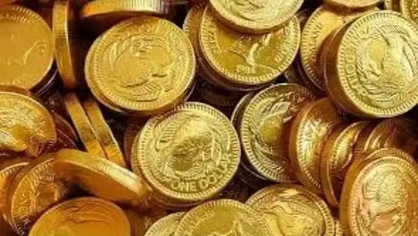 شهدت أسعار الذهب في السوق المحلية حالة من الاستقرار والهدوء مع بداية تعاملات اليوم السبت 19 سبتمبر 2026، وذلك عقب موجة تراجع سجلتها مختلف الأعيرة الذهبية بقيمة بلغت نحو 20 جنيهًا في الجرام الواحد خلال تعاملات مساء أمس الجمعة. ويأتي هذا الثبات في ظل ترقب المتعاملين لمسار الأسواق العالمية وتغيرات عوامل العرض والطلب.