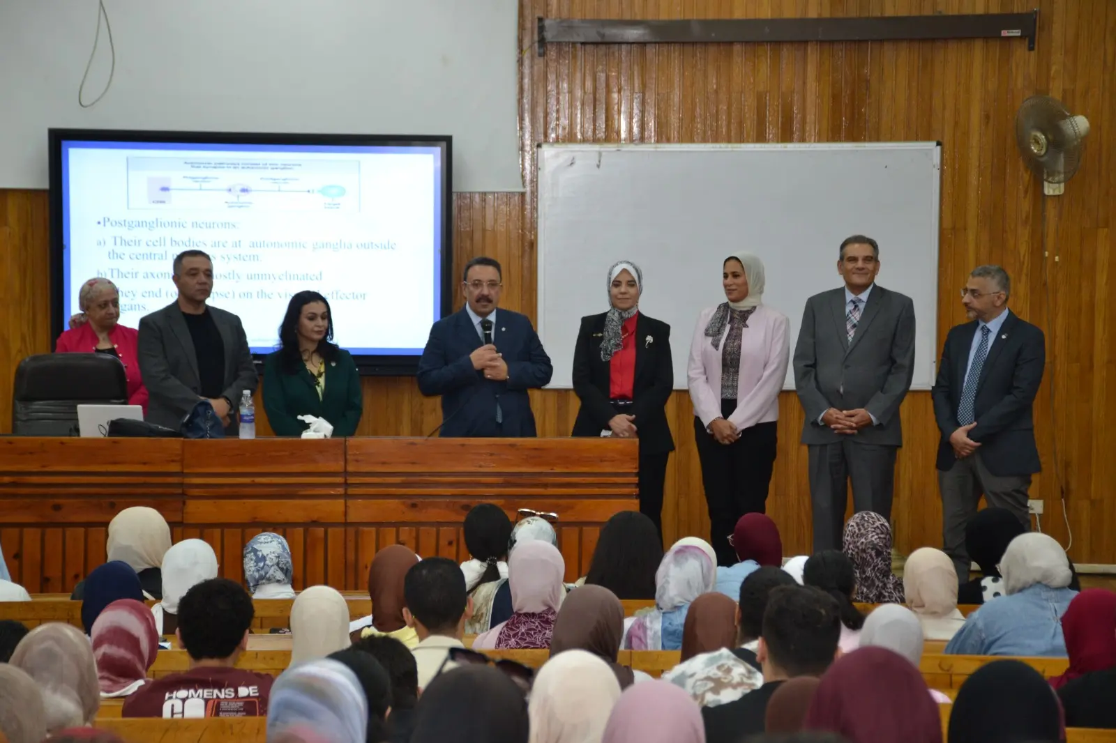 رئيس جامعة الإسكندرية يتفقد سير العملية التعليمية في أول أيام العام الجامعي ويفتح حوارًا مع الطلاب
