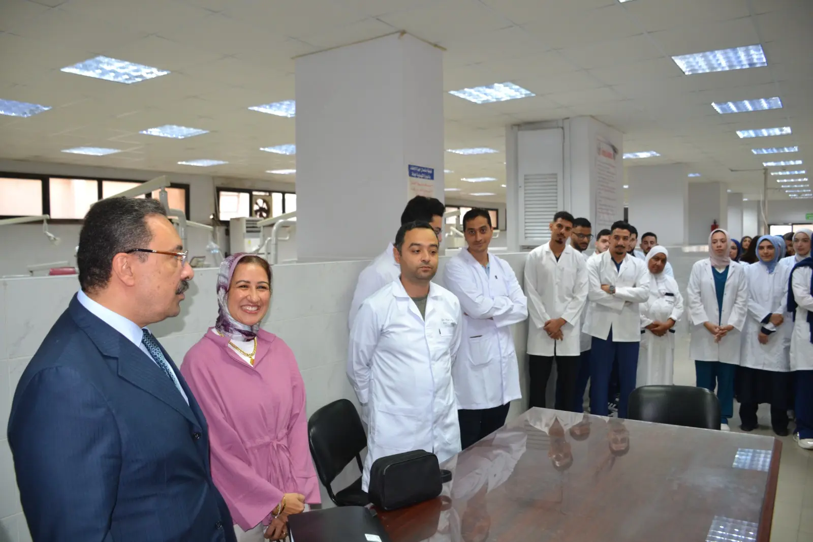 رئيس جامعة الإسكندرية يتفقد سير العملية التعليمية في أول أيام العام الجامعي ويفتح حوارًا مع الطلاب - 1000803787