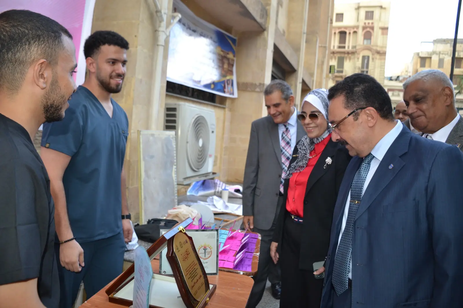 رئيس جامعة الإسكندرية يتفقد سير العملية التعليمية في أول أيام العام الجامعي ويفتح حوارًا مع الطلاب - 1000803789