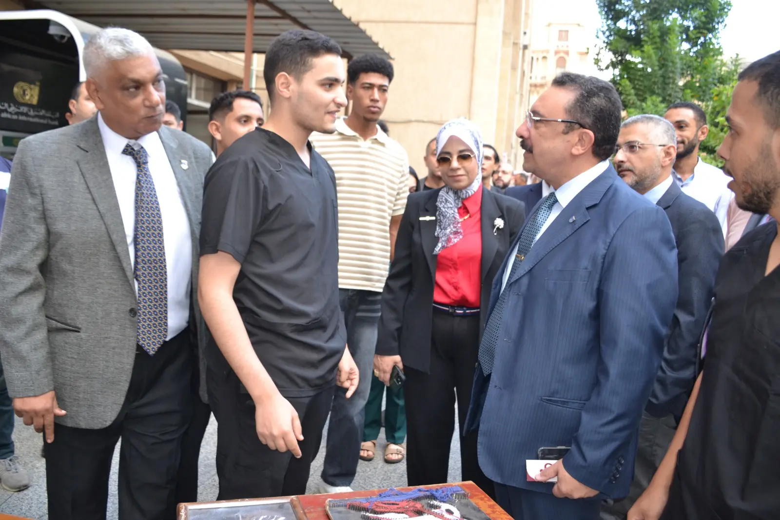 رئيس جامعة الإسكندرية يتفقد سير العملية التعليمية في أول أيام العام الجامعي ويفتح حوارًا مع الطلاب - 1000803791
