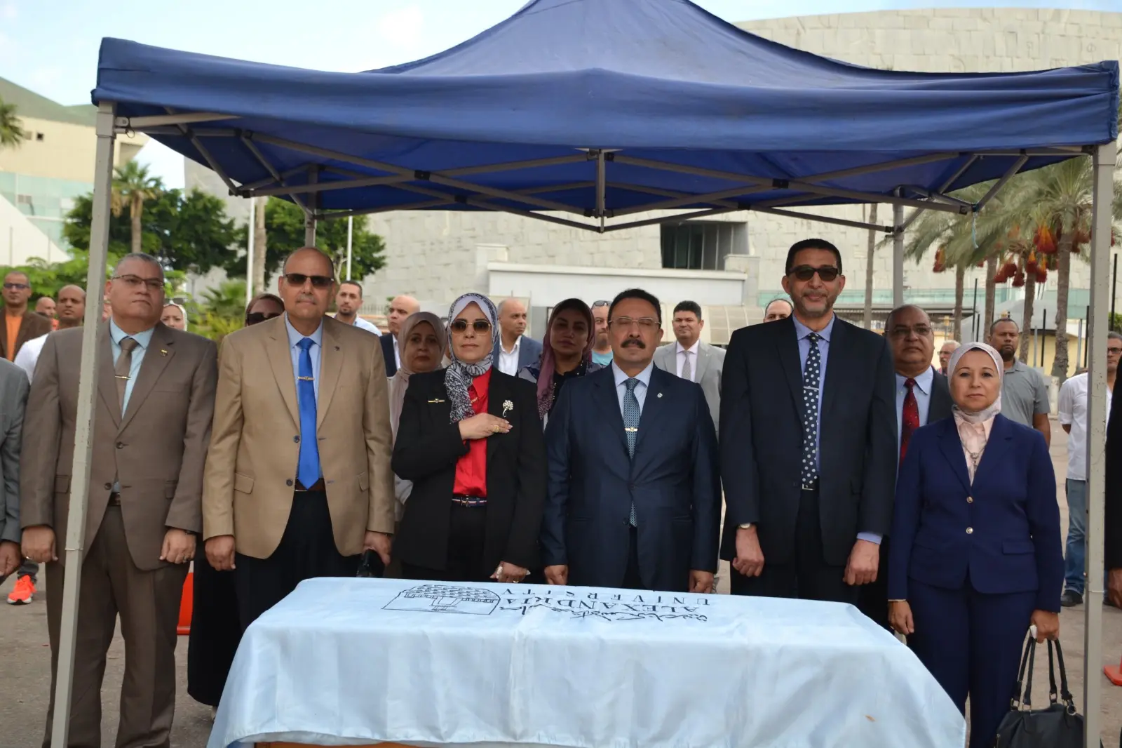 رئيس جامعة الإسكندرية يتفقد سير العملية التعليمية في أول أيام العام الجامعي ويفتح حوارًا مع الطلاب - 1000803797