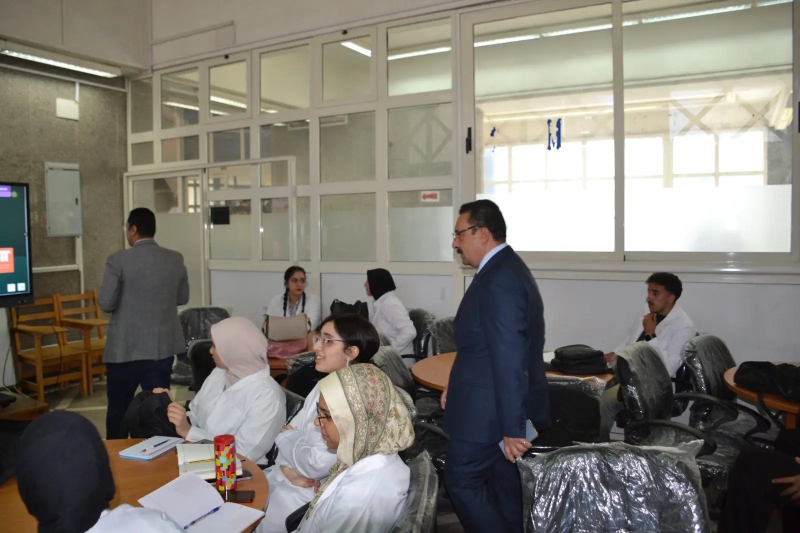 رئيس جامعة الإسكندرية يتفقد سير العملية التعليمية في أول أيام العام الجامعي ويفتح حوارًا مع الطلاب - 1000803799