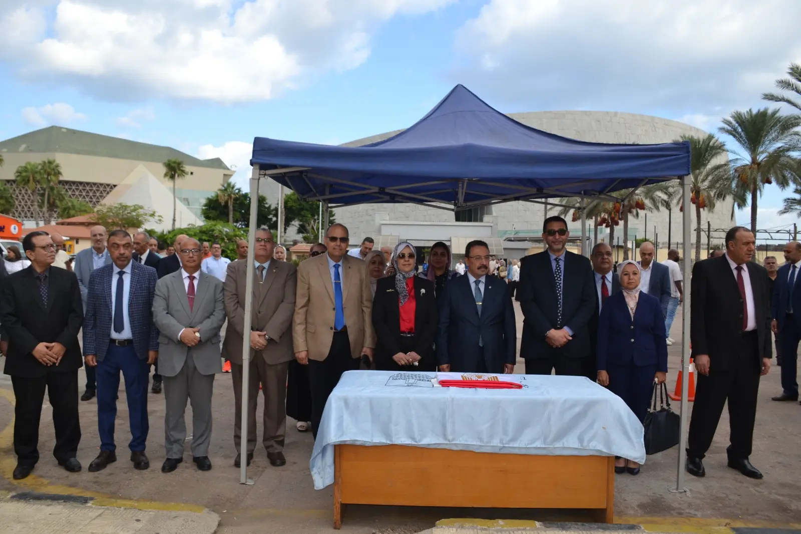 رئيس جامعة الإسكندرية يتفقد سير العملية التعليمية في أول أيام العام الجامعي ويفتح حوارًا مع الطلاب - 1000803801