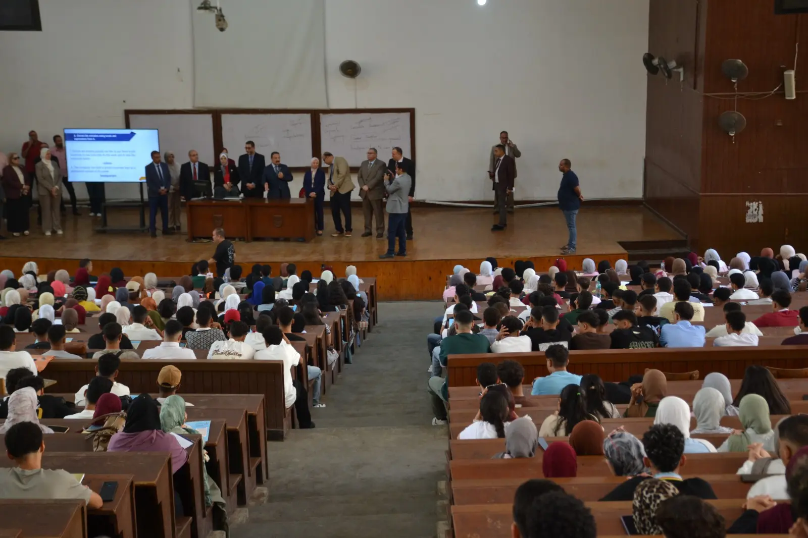 أجرى الدكتور أحمد عادل عبد الحكيم، القائم بأعمال رئيس جامعة الإسكندرية، اليوم السبت الموافق 19 سبتمبر 2026، جولة تفقدية بعدد من كليات ومعاهد الجامعة، تزامنًا مع انطلاق الدراسة بالفصل الدراسي الأول للعام الجامعي 2026/2027