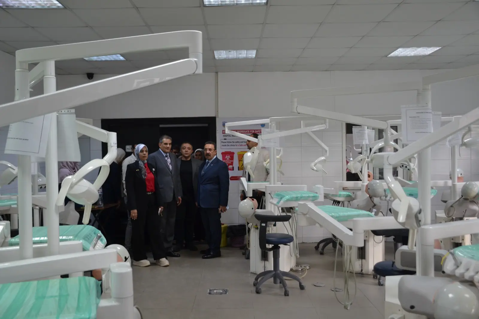 أجرى الدكتور أحمد عادل عبد الحكيم، القائم بأعمال رئيس جامعة الإسكندرية، اليوم السبت الموافق 19 سبتمبر 2026، جولة تفقدية بعدد من كليات ومعاهد الجامعة، تزامنًا مع انطلاق الدراسة بالفصل الدراسي الأول للعام الجامعي 2026/2027