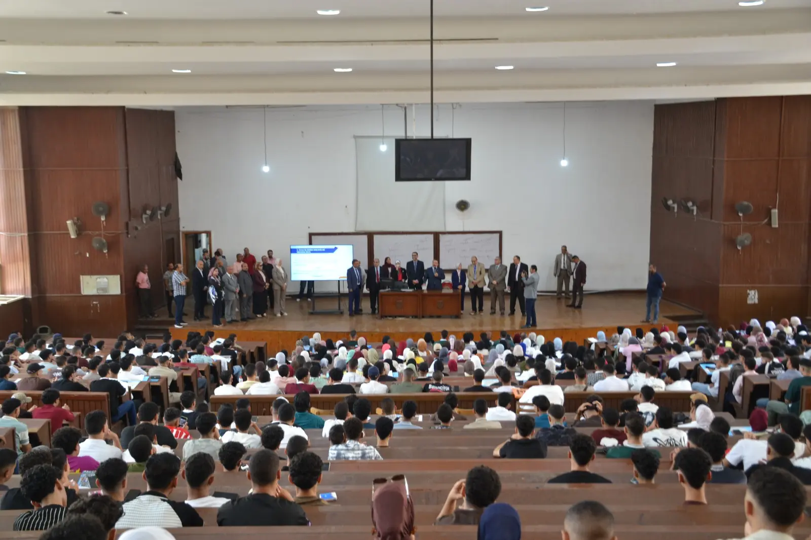 أجرى الدكتور أحمد عادل عبد الحكيم، القائم بأعمال رئيس جامعة الإسكندرية، اليوم السبت الموافق 19 سبتمبر 2026، جولة تفقدية بعدد من كليات ومعاهد الجامعة، تزامنًا مع انطلاق الدراسة بالفصل الدراسي الأول للعام الجامعي 2026/2027