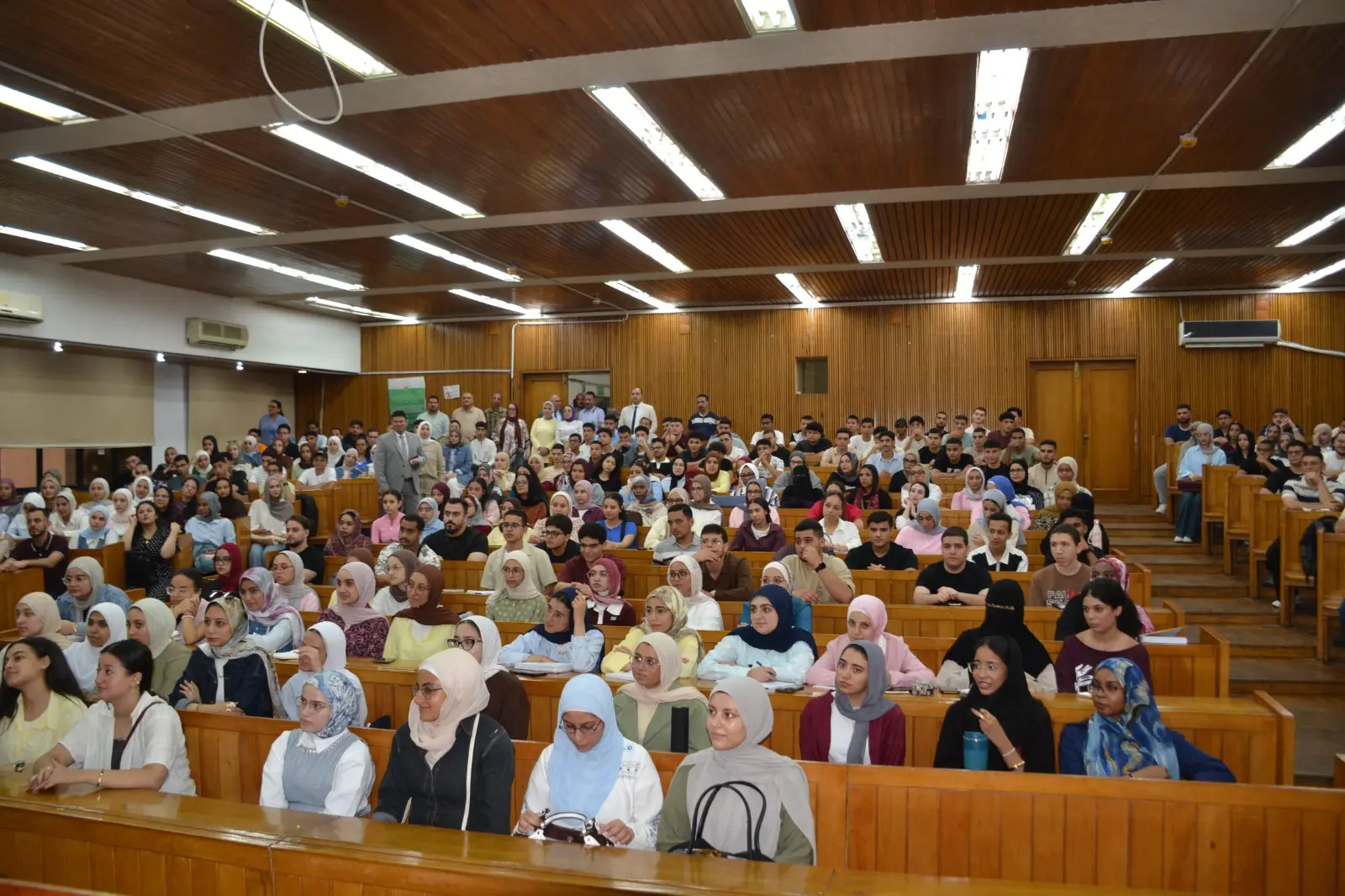 رئيس جامعة الإسكندرية يتفقد سير العملية التعليمية في أول أيام العام الجامعي ويفتح حوارًا مع الطلاب - 1000803815