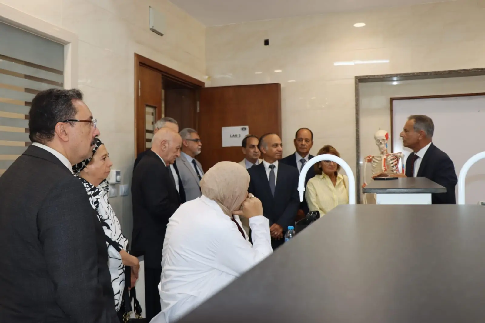أجرى مجلس أمناء الجامعة، برئاسة الدكتور محمد نصر الدين دمير، رئيس مجلس الأمناء، وبحضور الدكتور أحمد عادل عبد الحكيم، القائم بأعمال رئيس جامعة الإسكندرية، وعدد من أعضاء المجلس، جولة ميدانية بعدد من قاعات الدراسة والمعامل بالجامعة