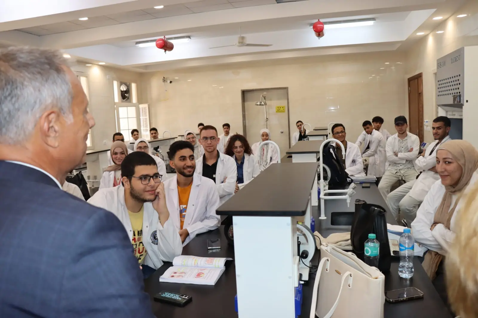 أجرى مجلس أمناء الجامعة، برئاسة الدكتور محمد نصر الدين دمير، رئيس مجلس الأمناء، وبحضور الدكتور أحمد عادل عبد الحكيم، القائم بأعمال رئيس جامعة الإسكندرية، وعدد من أعضاء المجلس، جولة ميدانية بعدد من قاعات الدراسة والمعامل بالجامعة