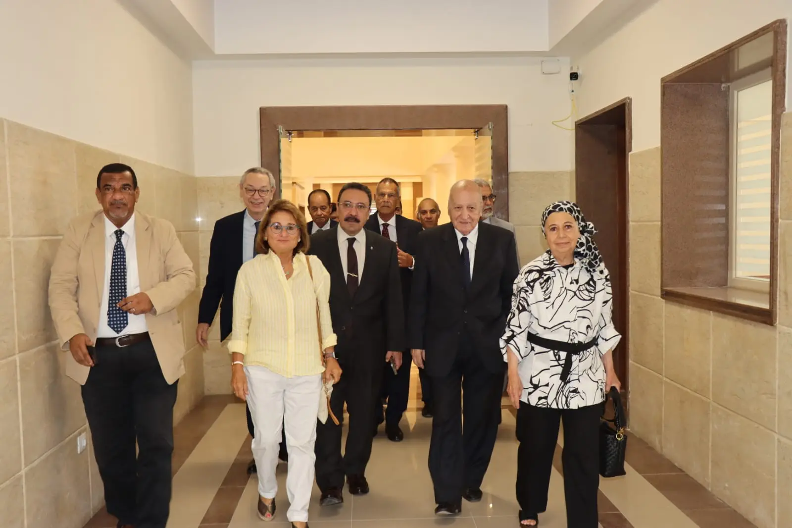 أجرى مجلس أمناء الجامعة، برئاسة الدكتور محمد نصر الدين دمير، رئيس مجلس الأمناء، وبحضور الدكتور أحمد عادل عبد الحكيم، القائم بأعمال رئيس جامعة الإسكندرية، وعدد من أعضاء المجلس، جولة ميدانية بعدد من قاعات الدراسة والمعامل بالجامعة