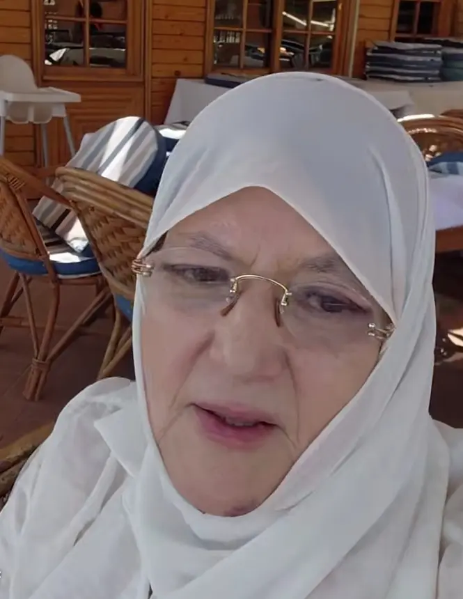 طمأنت الفنانة المعتزلة شمس البارودي جمهورها ومحبيها على حالتها الصحية، بعد تعرضها مؤخرًا لحادث سير مفاجئ. وظهرت البارودي في أحدث مقطع فيديو شاركته عبر حسابها الرسمي على موقع التواصل الاجتماعي «فيسبوك»، لترسل رسالة محبة وامتنان لكل من حرص على الاطمئنان عليها خلال الساعات الماضية.
