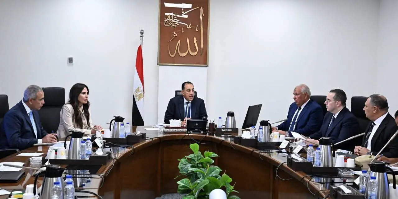رئيس الوزراء يتابع الموقف التنفيذي لمشروعات تطوير وتنمية الساحل الشمالي الغربي
