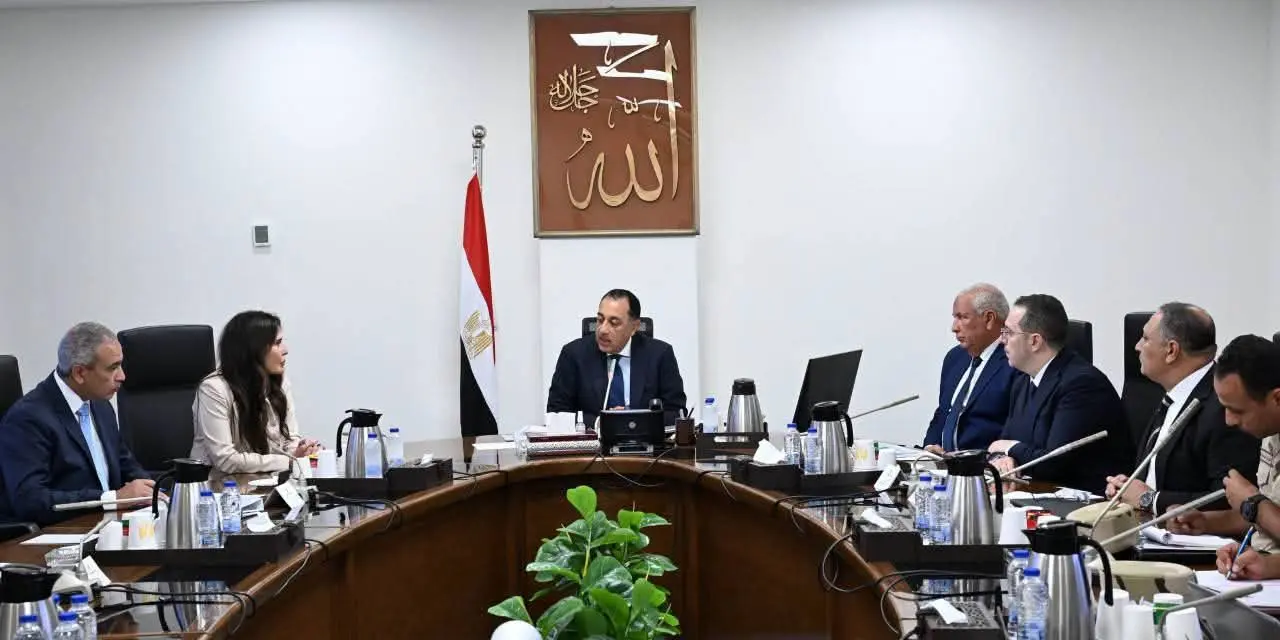 رئيس الوزراء يتابع الموقف التنفيذي لمشروعات تطوير وتنمية الساحل الشمالي الغربي عقد الدكتور مصطفى مدبولي، رئيس مجلس الوزراء، اليوم، اجتماعًا بمقر الحكومة في مدينة العلمين الجديدة، لمتابعة الموقف التنفيذي ومستجدات المشروعات الجاري تنفيذها لتطوير وتنمية منطقة الساحل الشمالي الغربي بمحافظة مطروح، وذلك بحضور المهندسة راندة المنشاوي، وزيرة الإسكان والمرافق والمجتمعات العمرانية، واللواء الدكتور محمد الزملوط، محافظ مطروح، والدكتور وليد عباس، نائب وزير الإسكان للمجتمعات العمرانية، واللواء ناصر فوزي، مدير المركز الوطني لتخطيط استخدامات أراضي الدولة. الساحل الشمالي ركيزة رئيسية في خطة التنمية وأكد رئيس مجلس الوزراء، في مستهل الاجتماع، أن الدولة تولي اهتمامًا كبيرًا بتنمية وتطوير منطقة الساحل الشمالي ومحافظة مطروح، باعتبارها إحدى الركائز الرئيسية في الرؤية التنموية الشاملة للدولة، في ضوء ما تمتلكه المنطقة من مقومات جغرافية واقتصادية وسياحية واعدة. وأشار مدبولي إلى أن تطوير الساحل الشمالي يسهم في جذب المزيد من الاستثمارات المحلية والأجنبية، وتعزيز قدرة الاقتصاد الوطني على تحقيق التنمية المستدامة، فضلًا عن تحسين مستوى الخد