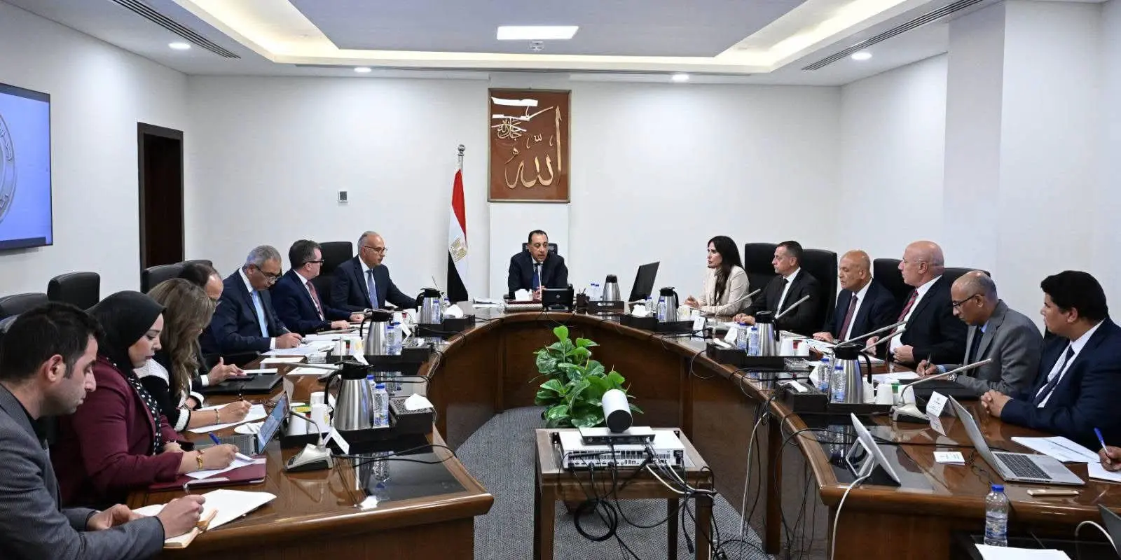 رئيس الوزراء يتابع مشروعات مياه الشرب والصرف الصحي بمحافظة أسوان