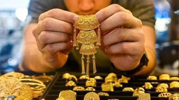 شهدت أسعار الذهب في محلات الصاغة والأسواق المصرية حالة من الاستقرار والهدوء في مستهل تعاملات صباح اليوم الأربعاء 23 سبتمبر 2026؛ حيث حافظت مختلف أعيرة المعدن النفيس على مستوياتها السابقة دون تسجيل أي تغييرات جديدة، وذلك بالتزامن مع ترقب الأسواق للتطورات الاقتصادية العالمية وتراجع أسعار أوقية الذهب عالمياً نتيجة ارتفاع مؤشر الدولار الأمريكي.