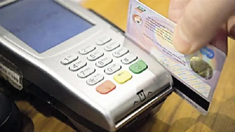 ​تواصل الدولة المصرية جهودها نحو التحول الرقمي وتسهيل المعاملات الحكومية، حيث يمثل مشروع «الكارت الموحد الذكي» خطوة استراتيجية لدمج العديد من الخدمات الأساسية للمواطنين في بطاقة إلكترونية واحدة، بما يضمن وصول الدعم لمستحقيه وتوسيع نطاق الشمول المالي.