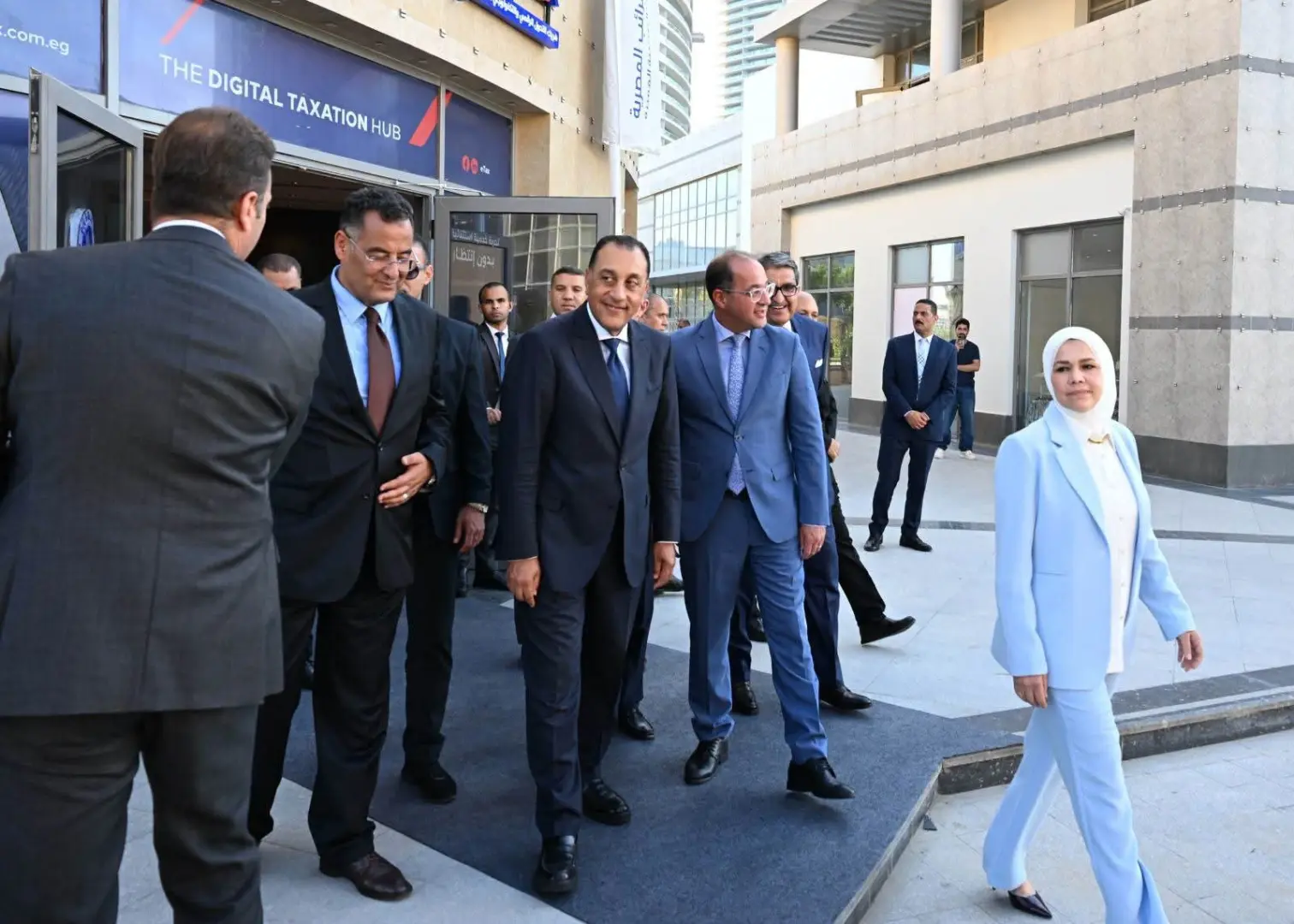 رئيس الوزراء يفتتح مركز الخدمات الضريبية المميزة بالعلمين الجديدة ويشهد إطلاق تطبيق التصرفات العقارية - 1000808406