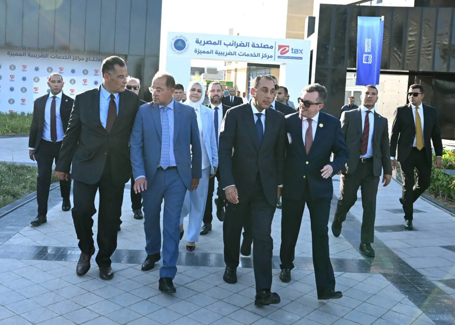 رئيس الوزراء يفتتح مركز الخدمات الضريبية المميزة بالعلمين الجديدة ويشهد إطلاق تطبيق التصرفات العقارية - 1000808407