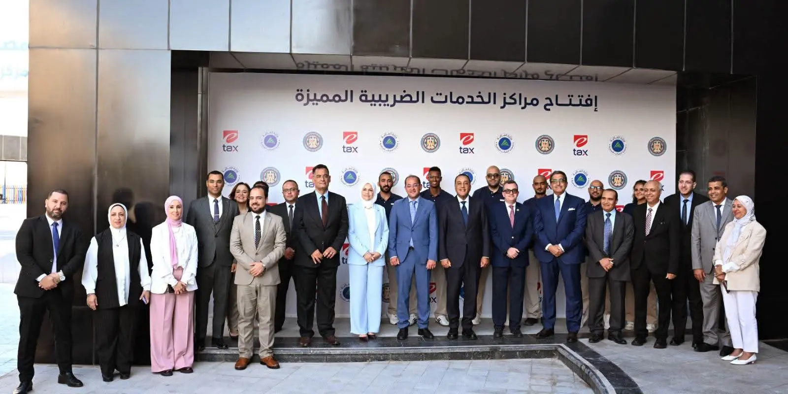 رئيس الوزراء يفتتح مركز الخدمات الضريبية المميزة بالعلمين الجديدة ويشهد إطلاق تطبيق التصرفات العقارية - 1000808408