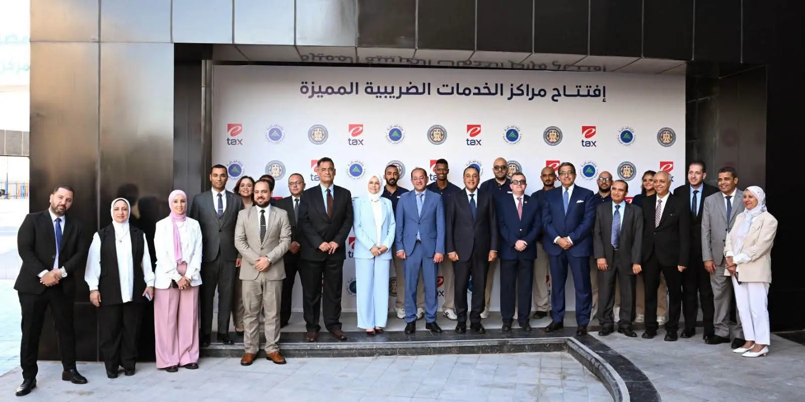 رئيس الوزراء يفتتح مركز الخدمات الضريبية المميزة بالعلمين الجديدة ويشهد إطلاق تطبيق التصرفات العقارية - 1000808413