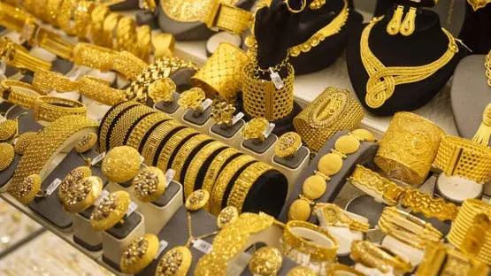 ​شهدت أسعار الذهب في السوق المحلية المصرية ارتفاعًا جديدًا خلال تعاملات اليوم الخميس 24 سبتمبر 2026، حيث ارتفع سعر جرام الذهب عيار 21 بنحو 40 جنيهًا مقارنة بالتراجعات التي سجلها في ختام التعاملات السابقة. يأتي هذا التحرك بالتزامن مع التغيرات المتسارعة في أداء البورصة العالمية للأوقية وتأثر الأسواق بالظروف الاقتصادية الدولية.