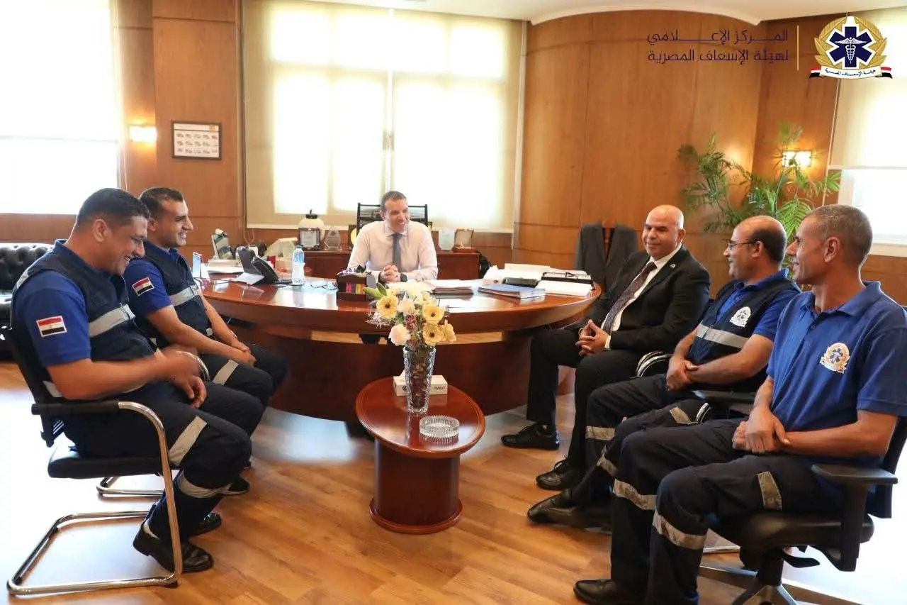 إنقاذ طفل ورد 800 ألف جنيه.. عمرو رشيد يكرم أطقم الإسعاف المتميزة