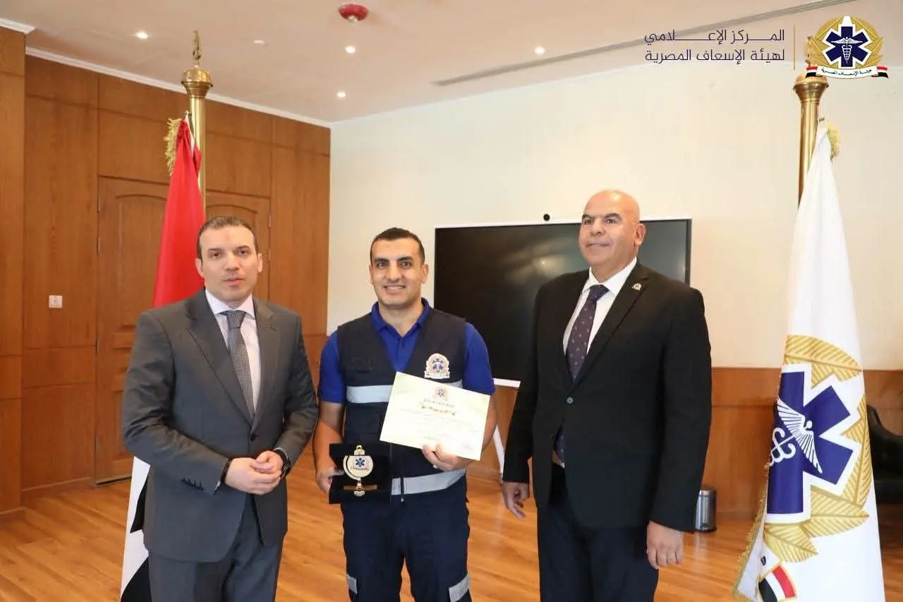 إنقاذ طفل ورد 800 ألف جنيه.. عمرو رشيد يكرم أطقم الإسعاف المتميزة