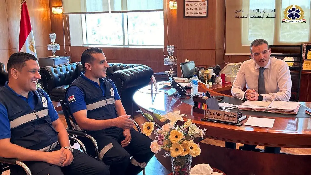 إنقاذ طفل ورد 800 ألف جنيه.. عمرو رشيد يكرم أطقم الإسعاف المتميزة