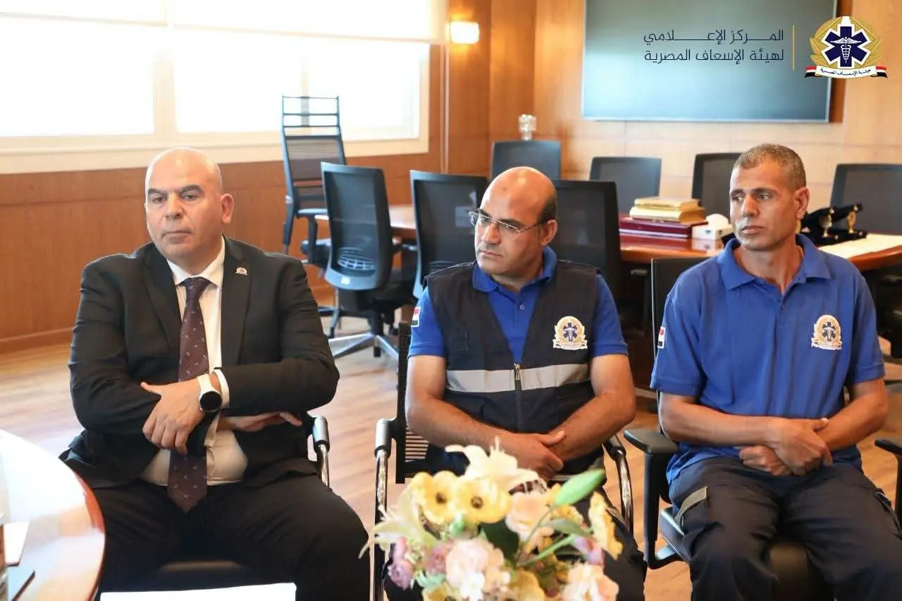 إنقاذ طفل ورد 800 ألف جنيه.. عمرو رشيد يكرم أطقم الإسعاف المتميزة