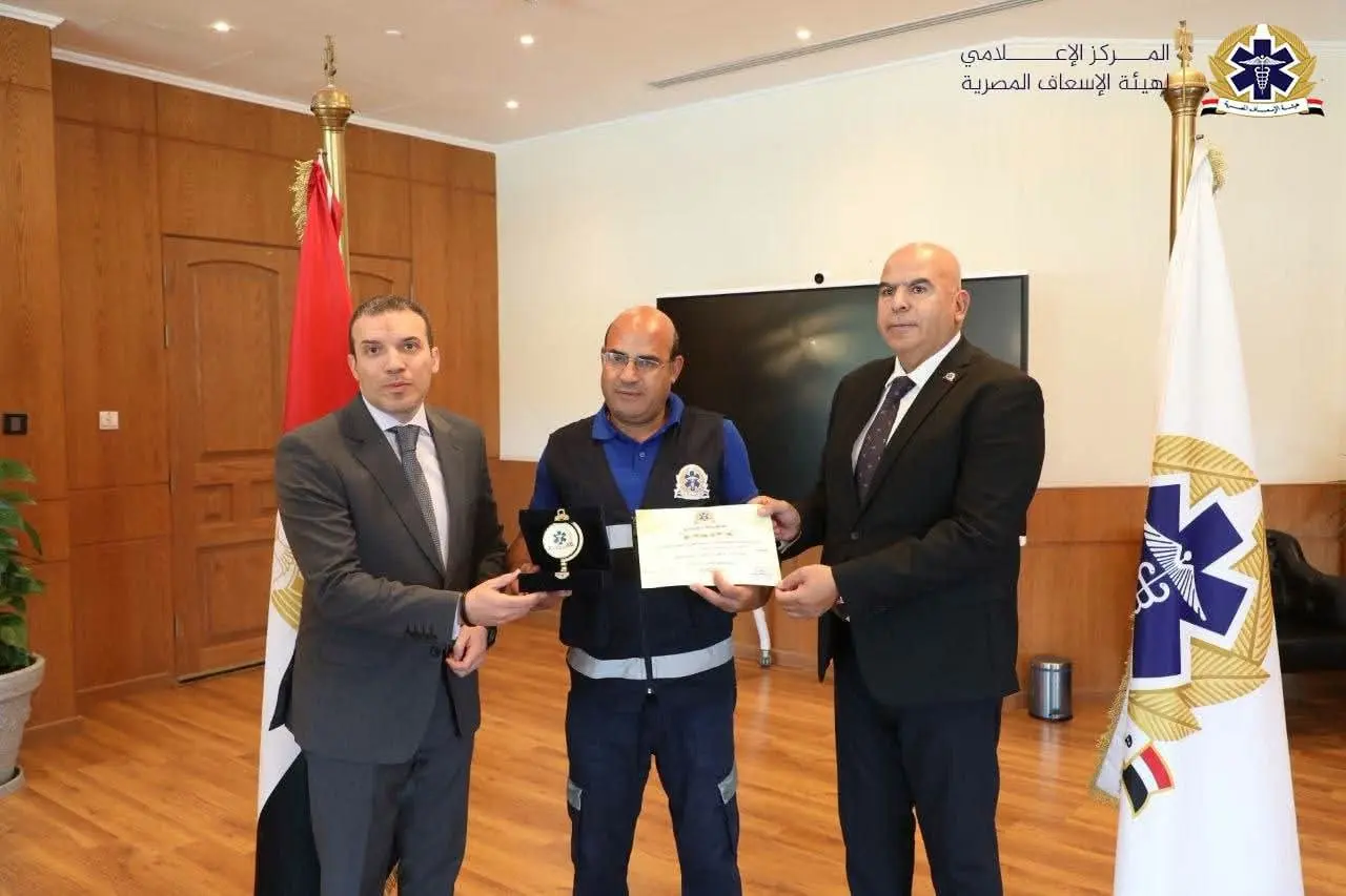 إنقاذ طفل ورد 800 ألف جنيه.. عمرو رشيد يكرم أطقم الإسعاف المتميزة