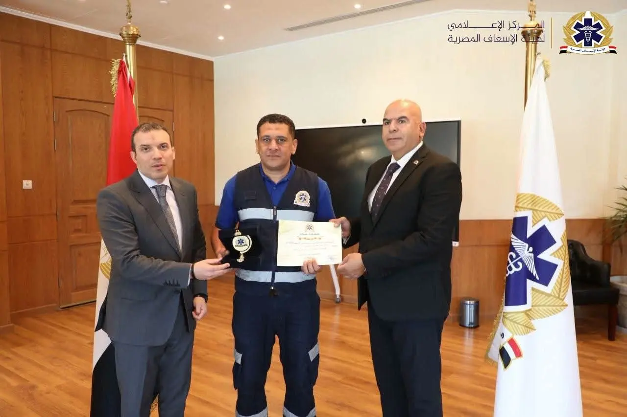 إنقاذ طفل ورد 800 ألف جنيه.. عمرو رشيد يكرم أطقم الإسعاف المتميزة