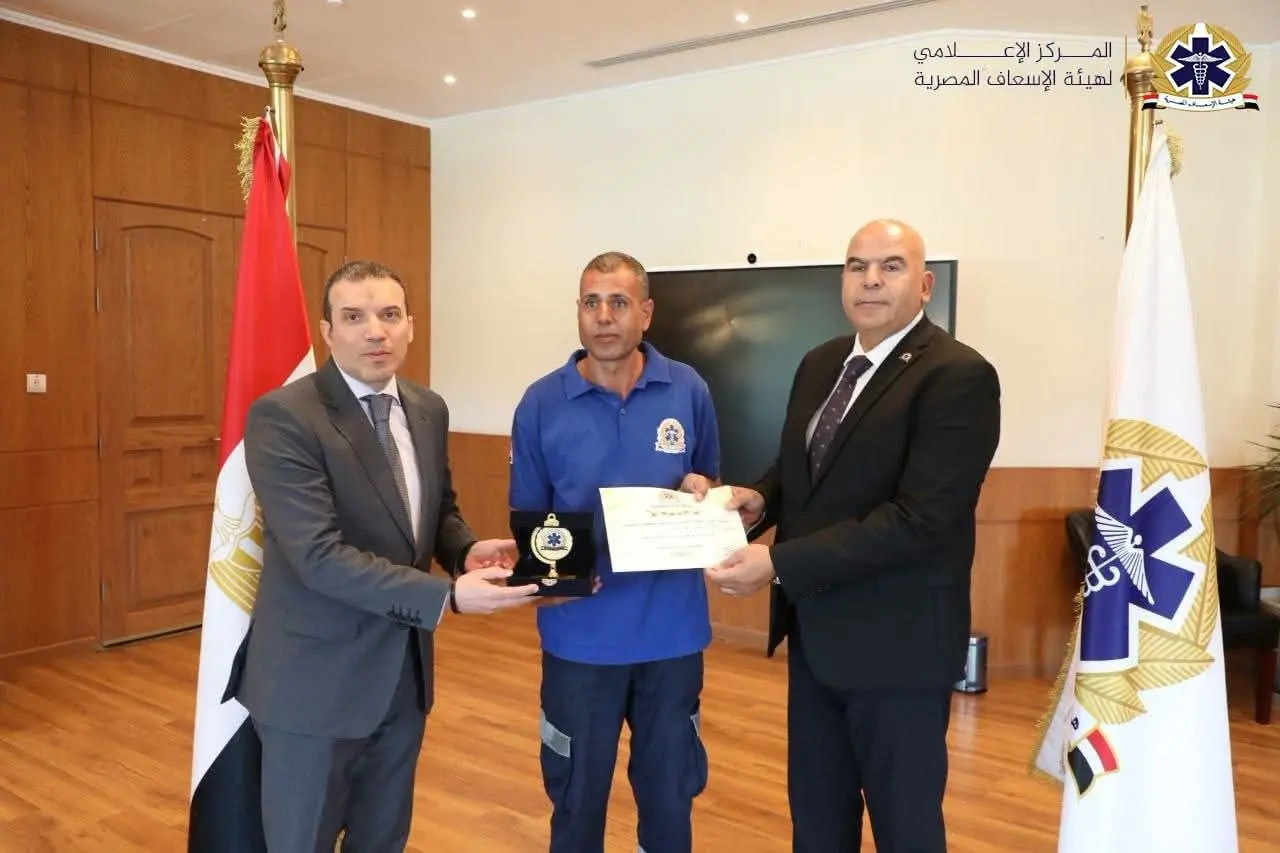 إنقاذ طفل ورد 800 ألف جنيه.. عمرو رشيد يكرم أطقم الإسعاف المتميزة