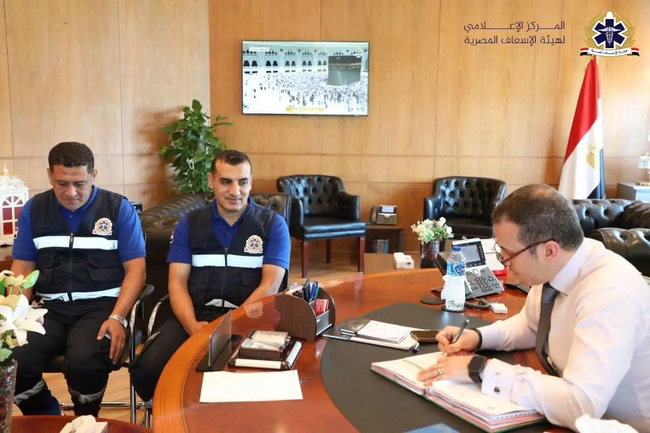 إنقاذ طفل ورد 800 ألف جنيه.. عمرو رشيد يكرم أطقم الإسعاف المتميزة