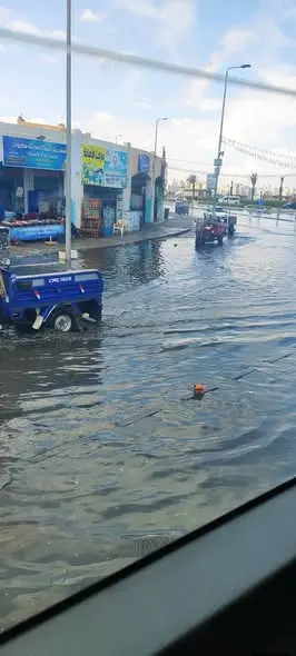 ​شهدت محافظة مطروح ومدن الساحل الشمالي سقوط أمطار غزيرة واشتداداً ملحوظاً في العواصف المطيرة خلال الساعات الأخيرة، مما أدى إلى تراكم كميات كبيرة من مياه الأمطار في عدة مناطق وشوارع رئيسية، وسط جهود مكثفة من الأجهزة التنفيذية لشفط مياه السيول وتيسير حركة المرور.
