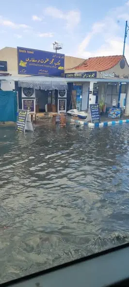 ​شهدت محافظة مطروح ومدن الساحل الشمالي سقوط أمطار غزيرة واشتداداً ملحوظاً في العواصف المطيرة خلال الساعات الأخيرة، مما أدى إلى تراكم كميات كبيرة من مياه الأمطار في عدة مناطق وشوارع رئيسية، وسط جهود مكثفة من الأجهزة التنفيذية لشفط مياه السيول وتيسير حركة المرور.